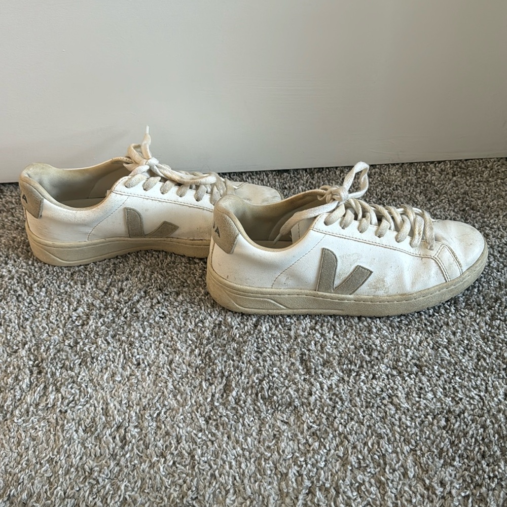 VEJA neutral campo sneakers 
US 7 
EUR 38